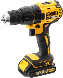 DeWalt DCD777S2T-QW review tresna Perfecte bediening Als je met een boormachine aan de slag gaat, is het van belang dat je altijd de optimale controle weet te behouden. Dat is onder meer vanwege het ergonomisch handvat absoluut mogelijk bij deze boormachine. De machine houdt simpelweg onwijs prettig vast en zorgt voor een perfecte bediening. Dat is echter niet de enige reden waarom dit in onze ogen een zwaarwegend voordeel is. Nee, de perfecte bediening wordt ook verkregen door het automatische toerental. Om dit nader uit te leggen, moeten we naar de motor kijken. Als je een boormachine gebruikt, zet je daarbij een bepaalde kracht. Deze kracht wordt geleverd door de motor en gaat altijd gepaard met een toerental. Als je continue het juiste toerental weet te gebruiken, levert de machine ook continue de juiste kracht af. Bij dit apparaat heb je géén omkijken naar het toerental; dat toerental wordt namelijk automatisch geregeld door het apparaat. Het toerental past zich op een slimme manier aan de werkzaamheden, zodat jij altijd de optimale controle over de machine weet te behouden. Dat draagt in onze ogen ook absoluut bij aan de perfecte bediening. Ook willen we de verlichting van deze machine nog aanstippen. Het apparaat heeft een ingebouwd lampje, waarmee je de werkzaamheden perfect kunt verlichten. Ook dat draagt in onze ogen absoluut bij aan de perfecte bediening. Dankzij dit lampje heb je simpelweg altijd het juiste zicht op de werkzaamheden, waardoor je op een zeer prettige en snelle manier kunt werken.