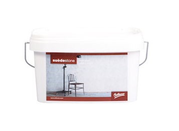 Suede Stone van ’t Stilleven Suede Stone van ’t Stilleven is een kwaliteitsverf die zijn betonlook jarenlang behoudt. Een groot voordeel is bovendien dat een wand die je met dit product behandelt schrobvast wordt. Je neemt met andere woorden snel even stof weg met een vochtige doek of maakt de wand elk seizoen eens grondig schoon.